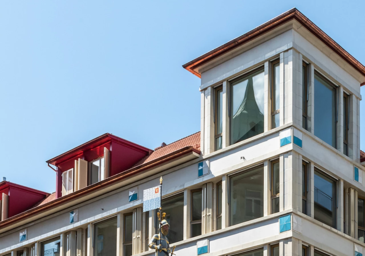 Detailansicht eines repräsentativen Wohn- und Geschäftshauses mit moderner Architektur
