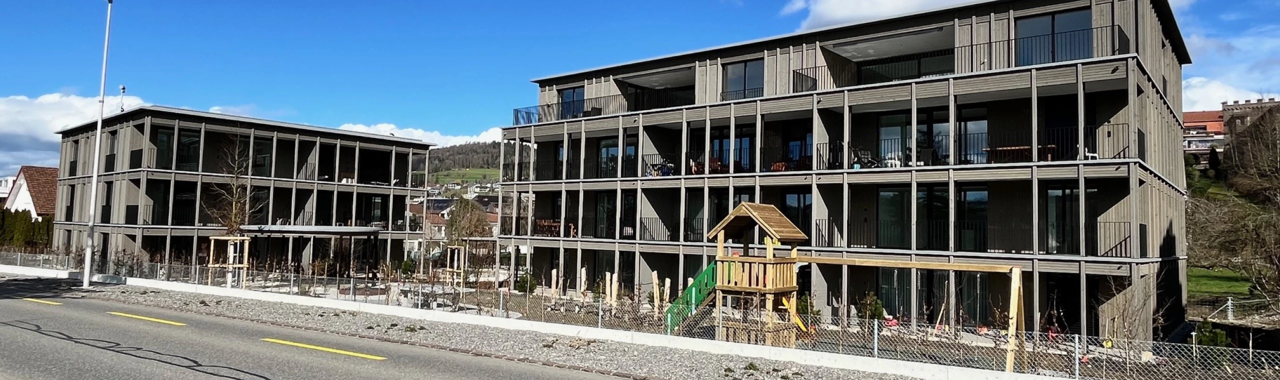 Moderne Wohnüberbauung mit Balkonen und Aussenbereich in ländlicher Lage